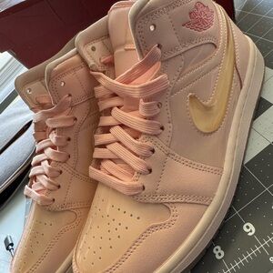 Air Jordan 1 mid SE